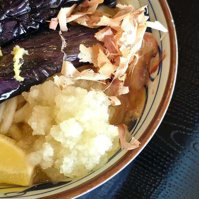 「神かもしれない」「ガチうまかった」丸亀製麺の“豪快すぎるメニュー”具材がドーンとのってて笑っちゃった！「めちゃくちゃ大っきくて嬉しい」【実食レビュー】