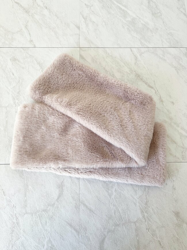 「友達に褒められた」ハニーズの“ミニサイズのマフラー”毛布みたいにフワフワだし口元まで温かい!!「色違いで購入」「本当にかわいい」