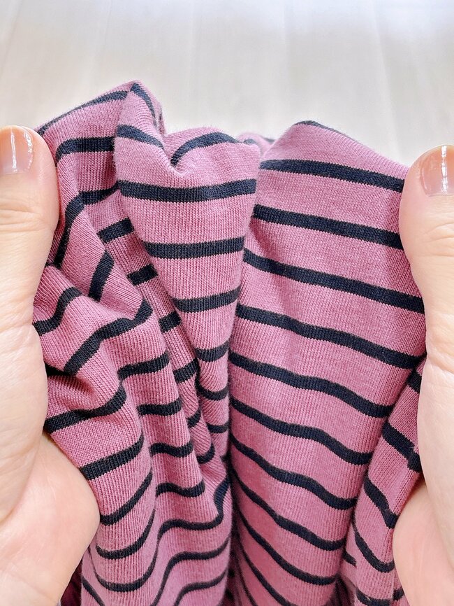 【ハニーズ】「リピートしました」1480円の“着痩せトップス”秋まで着まわせて優秀！「ゆとりがあって動きやすい」「お出かけするのが楽しみ」《購入レビュー》