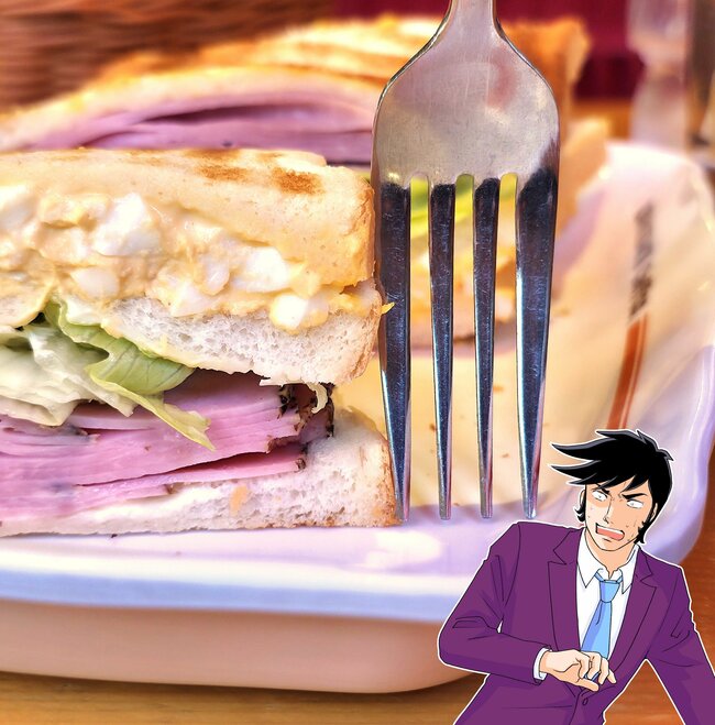 「おいしすぎて昨日も食べた」コメダ珈琲の“お肉たっぷりサンド”持つだけで具材があふれそうなんだけど…!「ハムの量がハンパない」「厚みやばかった」