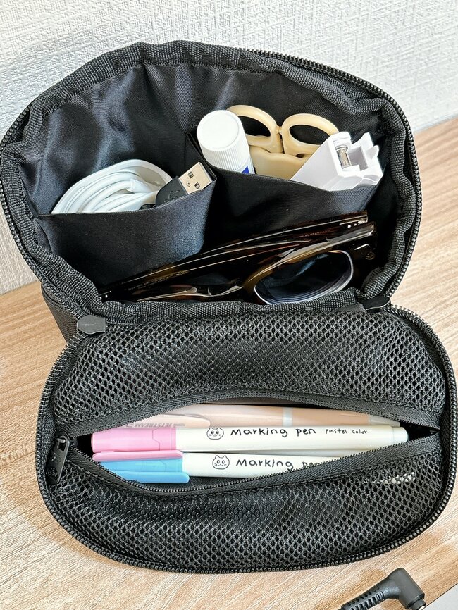 あと3つぐらい買い足したい！3COINSの「自立するポーチ」ポケットたくさんでスッキリ整理整頓できるんです！