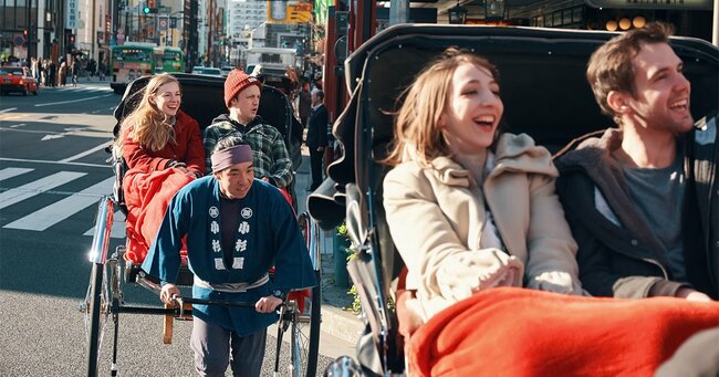 人力車に乗る外国人観光客