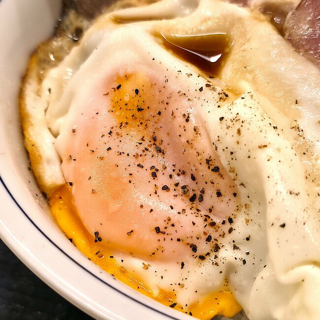 「もはやカツ丼ではない」「すごいビジュアル」かつやの“欲望どんぶり”わんぱくすぎてビックリした…！「足せばいいと思ってるんだよな」