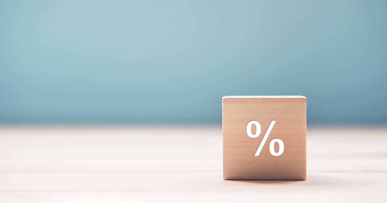 ％