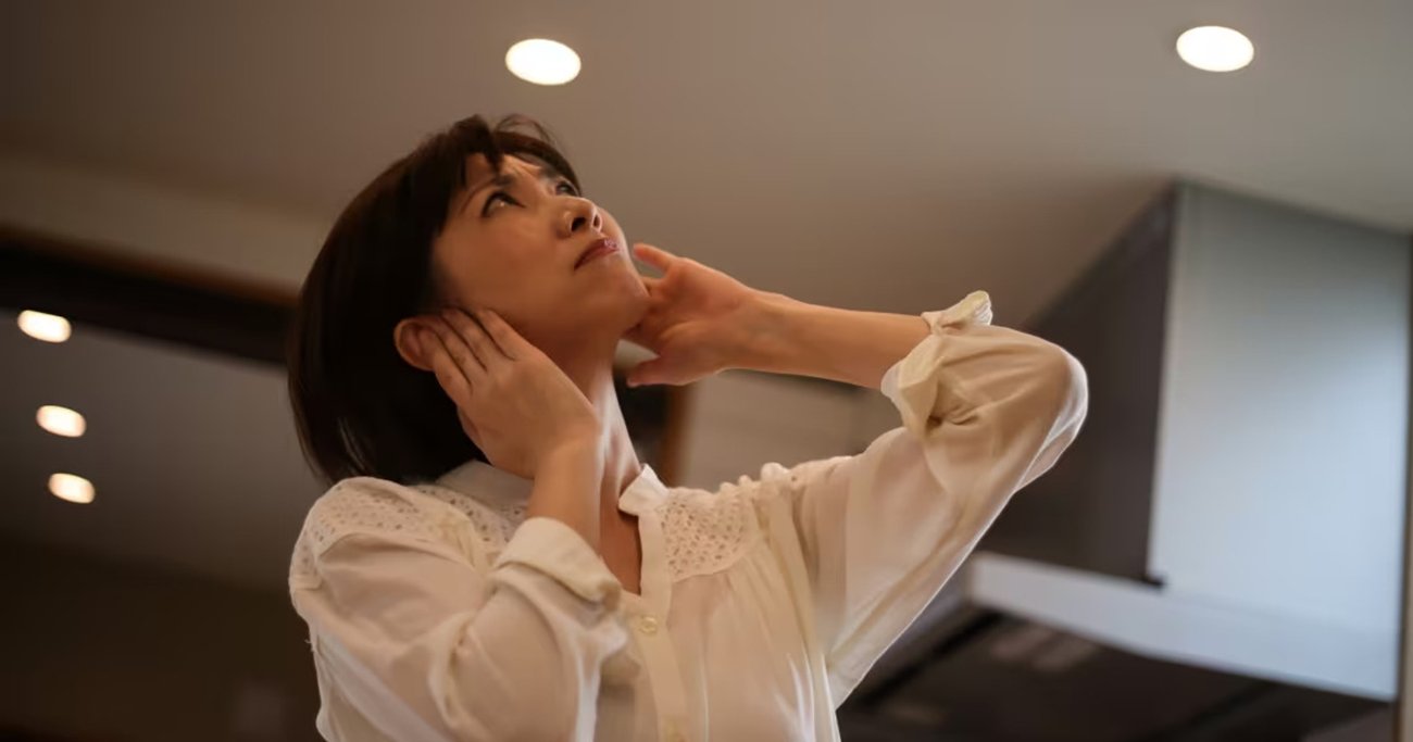 【恐怖】「夜中のあえぎ声がうるさい」身に覚えのない張り紙、近所からの“嫌がらせ”クレーム…法的な対応の「正解」は?