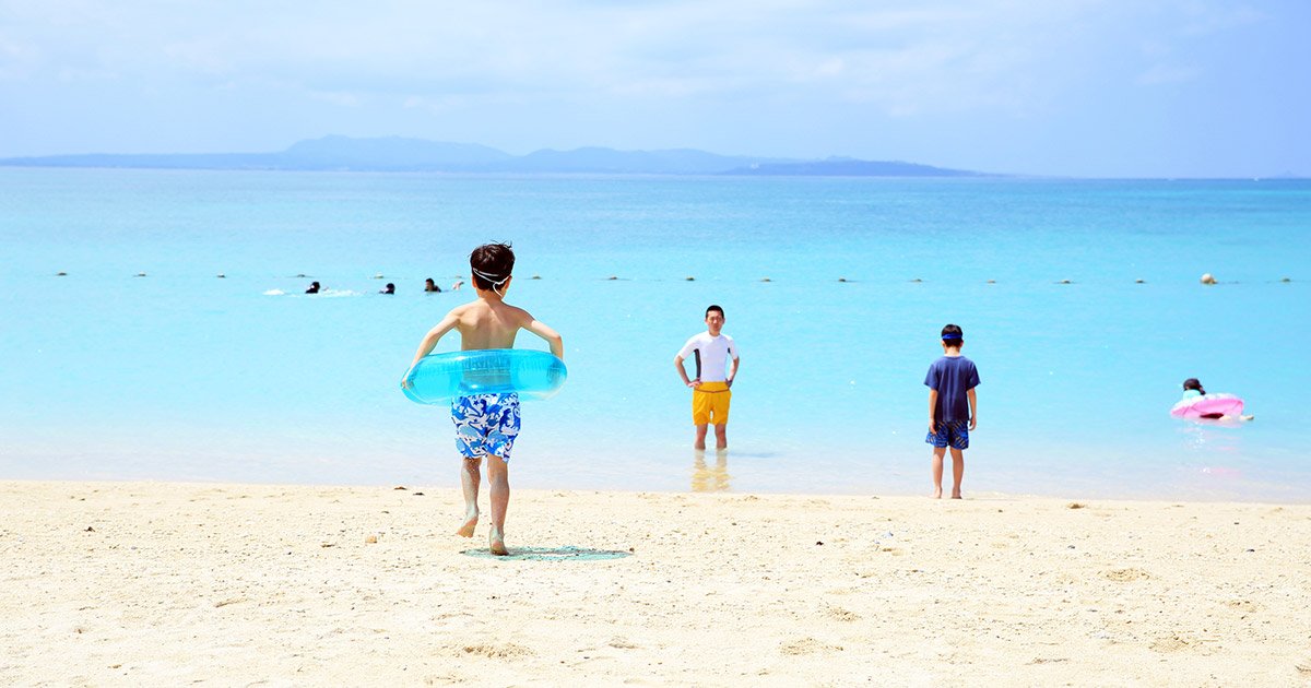 きれいな海で遊ぶ海水浴客
