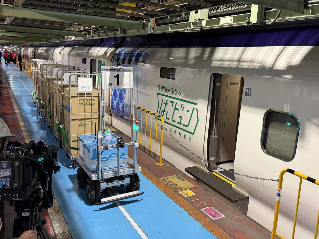 ホーム上を走行するAGV