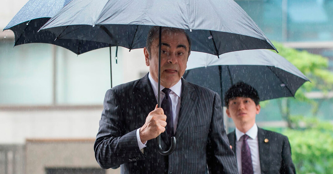 東京地裁に入るカルロス・ゴーン被告