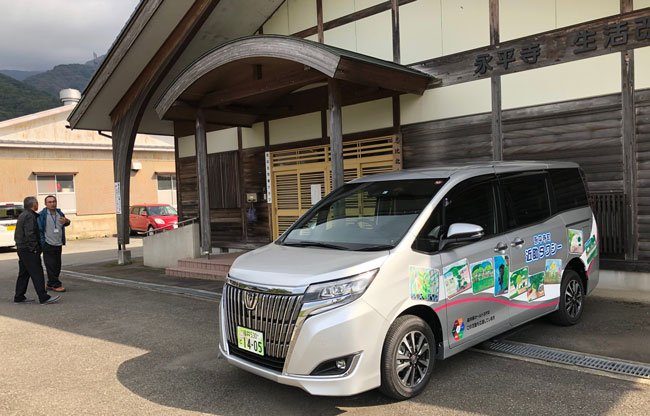 近助タクシーは、車内に高齢者向けの手すりなどを装着したトヨタ「エスクァイア」を活用。予約が多い場合に備えて、バンタイプの車両も用意