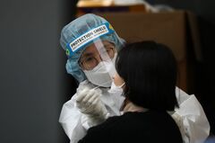 アジア諸国「コロナ共生」へ舵　感染高止まりも