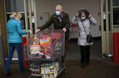 ジョンソン英首相に厳しい年明け、感染急増で綱渡り