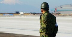 「こんなイジメみたいな笑い、何が楽しいんだろう…」自衛隊出身の私がテレビ出演で感じた怒り〈再配信〉