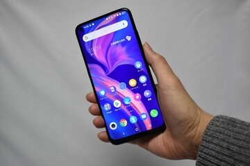 ディスプレーとカメラはハイエンド並みで3万円を切るスマホ「TCL PLEX」