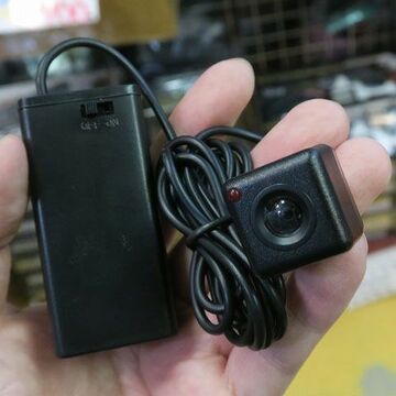 あおり運転対策に!? 撮ってるアピールできるドラレコリアカメラのダミー