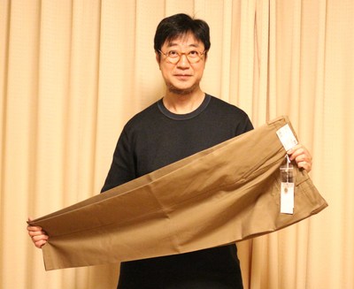 「コットンツイルワイドアンクルパンツ+E ブラウン」を手に入れて喜ぶ筆者