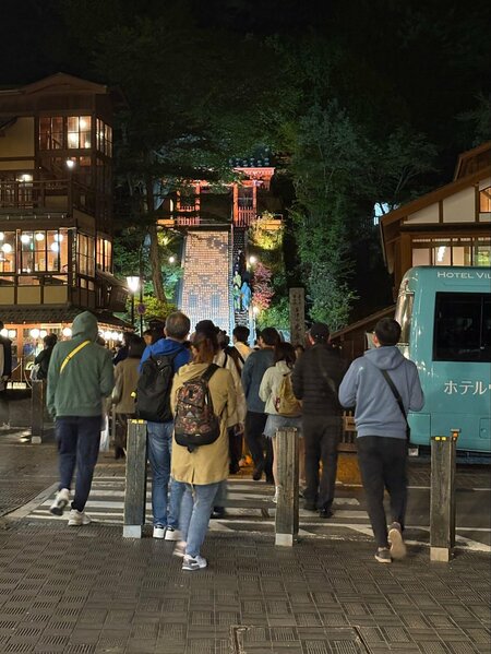 「廃墟に苦しむ鬼怒川」と「若者でにぎわう草津」温泉街の明暗を分けた決定的な違い