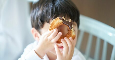 【小児科医が教える】「甘いおやつの習慣がある子、ない子」。成人後に表れる違いとは