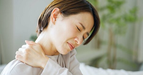 何をしても治らない肩こり…本当の原因は“毎晩の相棒”だった