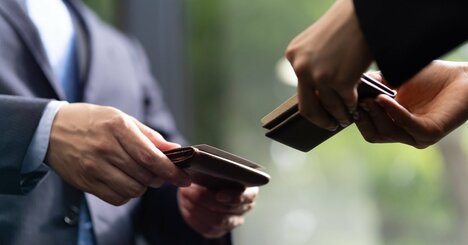 感じの悪い人は名刺交換の後に「名前」を何度も確認する。じゃあ、感じのいい人は？