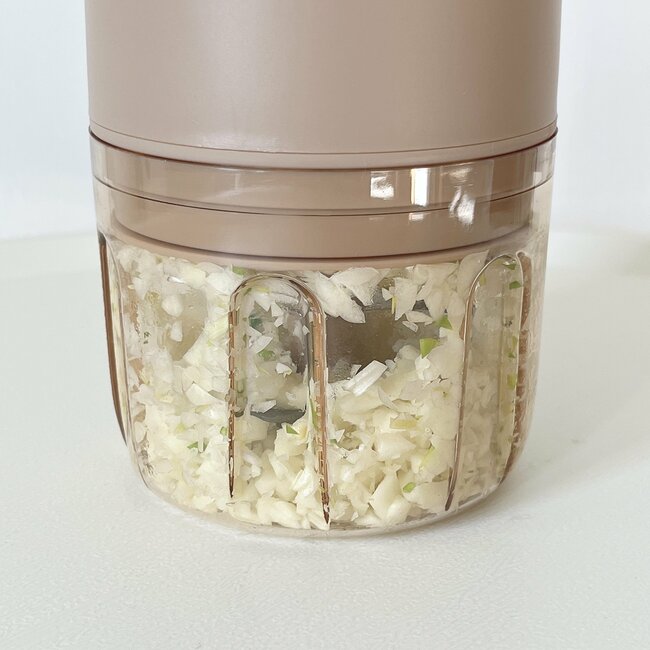 「買って大正解です」「料理が楽になった」3COINSの“電動みじん切りグッズ”コードがないからサッと使えて便利！「音は静かだし、すぐにみじん切りにしてくれる」