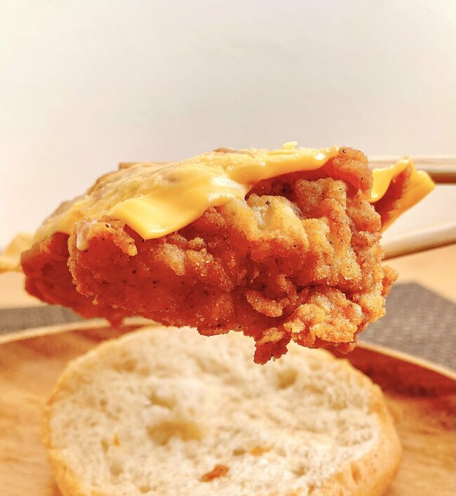 お肉デカすぎんだろ…！ケンタッキーの“よくばり全部のせバーガー”ボリューム満点で大満足！「次元が違うレベルで美味い」「ファストフードってのはこうよ」《実食レビュー》