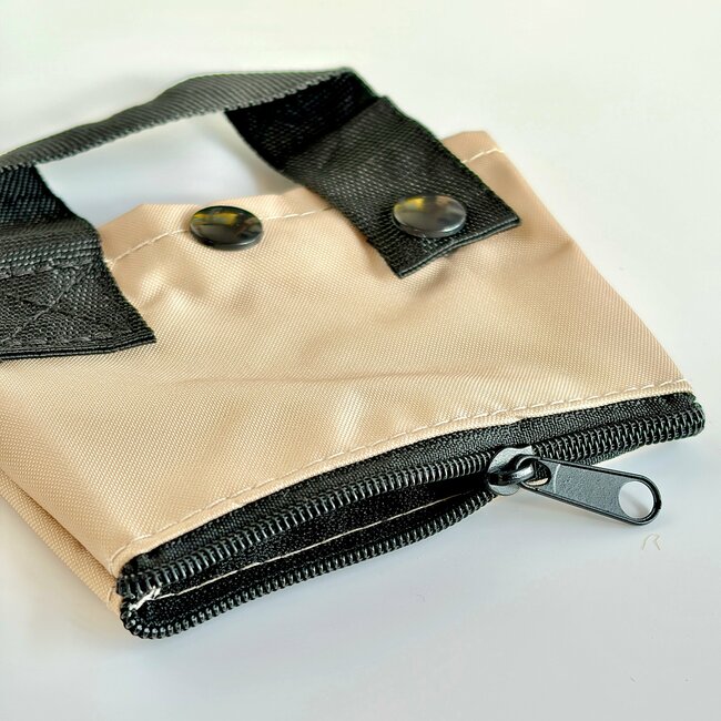 「ずっと探してた」セリアの“ドリンクホルダーになるポーチ”が画期的すぎる!「やっと買えた」「片手が塞がらなくて助かる」