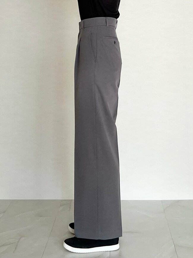 「3着持っていて通勤でヘビロテ」無印良品の“着痩せパンツ”水を弾くから雨の日もガンガン使える！「体型カバーもバッチリ」「とても気に入ってます」