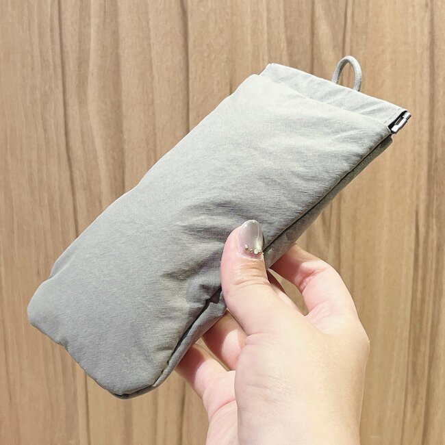 「全色買っちゃいました」無印良品の“かさばらないポーチ”片手でガバッと開いて使いやすい！「家族の分も買いました！」「さっと取り出せて、しまうのも楽」