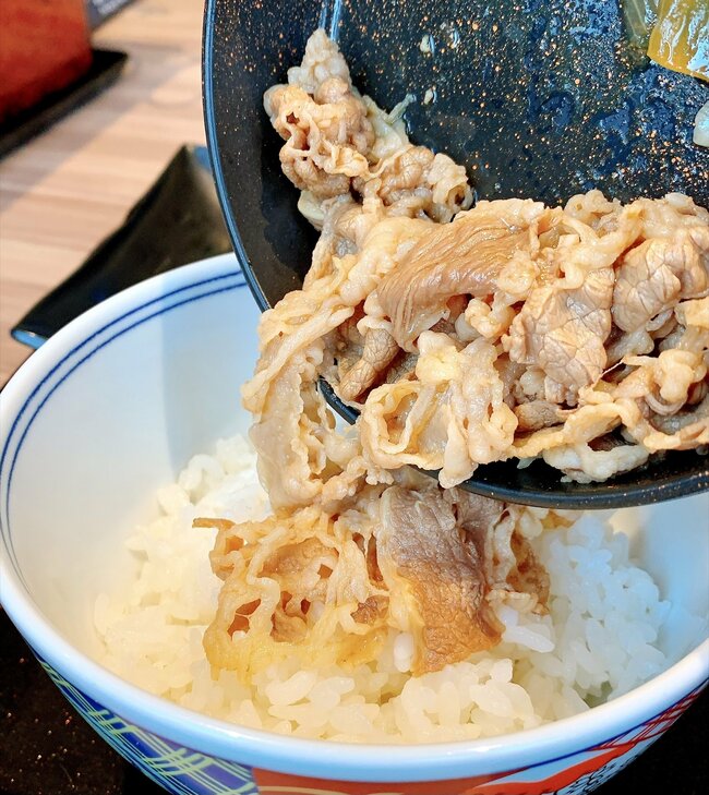 「ガチでうまい」「白米が足りなくなる」吉野家の“よくばり定食メニュー”ご飯おかわり無料が嬉しい！「ファーストフードのメニューとは思えない」《実食レビュー》