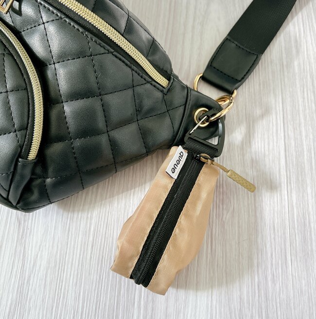 ミニ財布はこれでいいじゃん…!セリアの「スリムすぎるポーチ」小銭がたっぷり入るし、ガバッと開いて使いやすい!