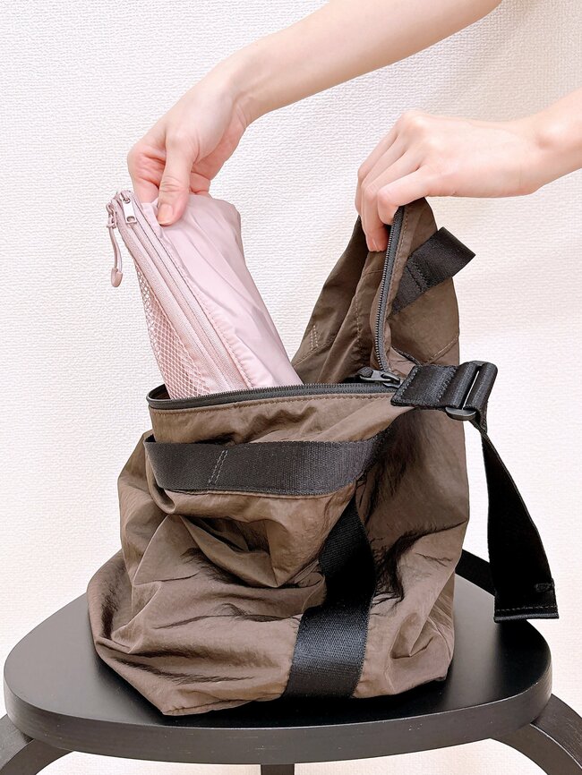 「毎日使っちゃう」「2色買いしました」ユニクロの“大容量ショルダーバッグ”が使い勝手バツグン！「肩にかけているのを忘れるぐらい軽快です」《購入レビュー》