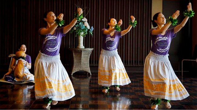 熱川プリンスホテルのサロンスペースでは、伊豆の海を見ながらのフラダンス講座も