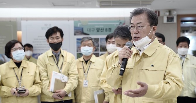 新型肺炎に対応する韓国の文在寅大統領