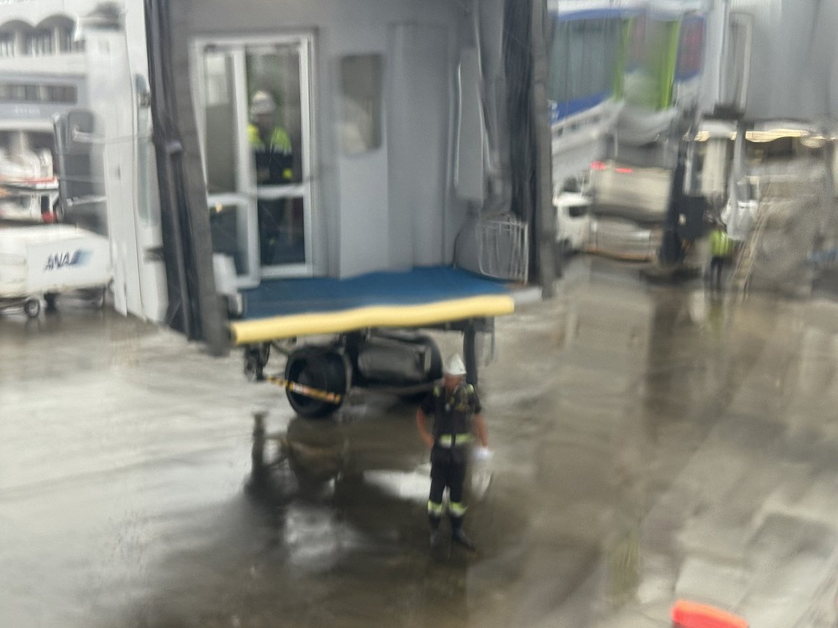 この状態で10分近くも待ちぼうけ。空港のスタッフも大変です。大雨の中、ご苦労さまです