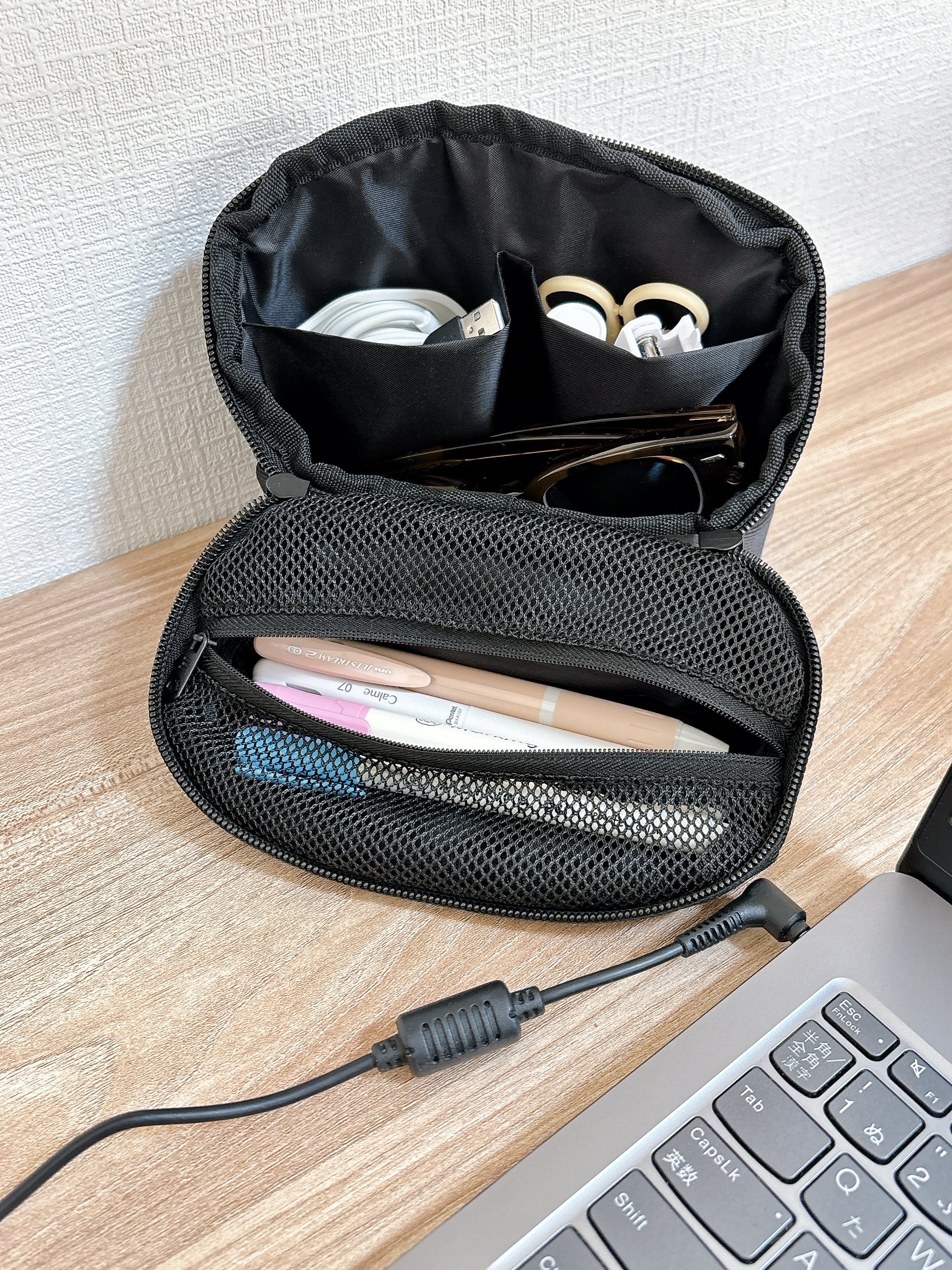 あと3つぐらい買い足したい！3COINSの「自立するポーチ」ポケットたくさんでスッキリ整理整頓できるんです！