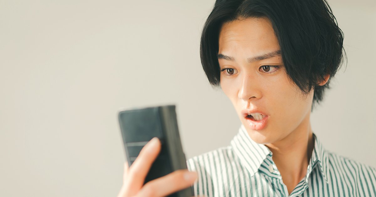 スマートフォンを見る男性