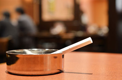 従業員がいる飲食店は禁煙となる 従業員がいる飲食店は禁煙となる