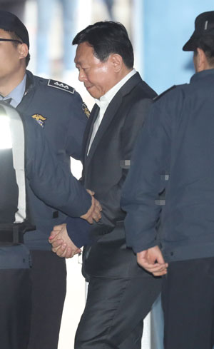 ロッテ会長に韓国で実刑判決、経営権争いの再燃は必至