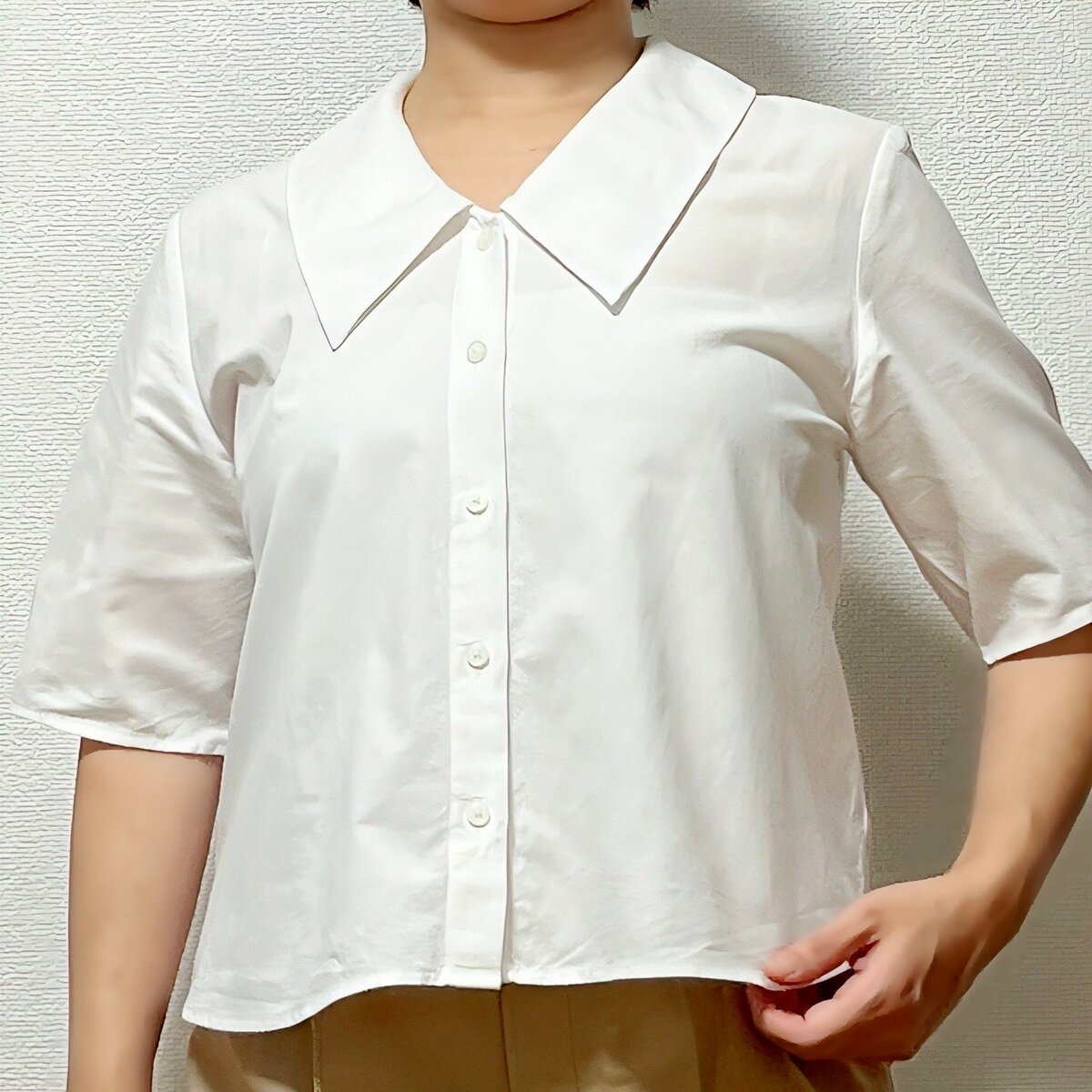 1990円→1490円に値下げ!GUの“華奢見えトップス”かわいいのに体型カバーできて嬉しい!「首まわりがキレイに見えます」「何にでも合わせやすい!」