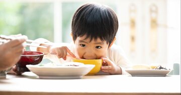 【食事のマナー】「育ちがいい人」の親が最初にやめさせた、たった1つの行動