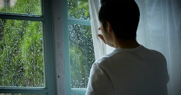 「雨の日がつらい…」心がしんどいとき、“耳を澄ます”だけで救われたシンプルな方法