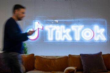 ネトフリとTikTok、ロシア事業を停止