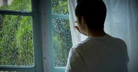 「雨の日がつらい…」心がしんどいとき、“耳を澄ます”だけで救われたシンプルな方法