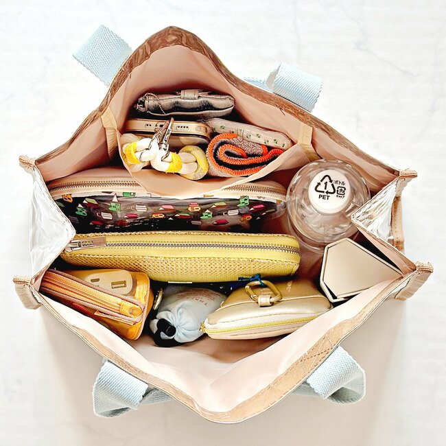 1泊分の荷物が入った…！コメダ珈琲の「めちゃ軽トートバッグ」さりげないメニュー柄がかわいいし、マチ広で収納力バツグン！