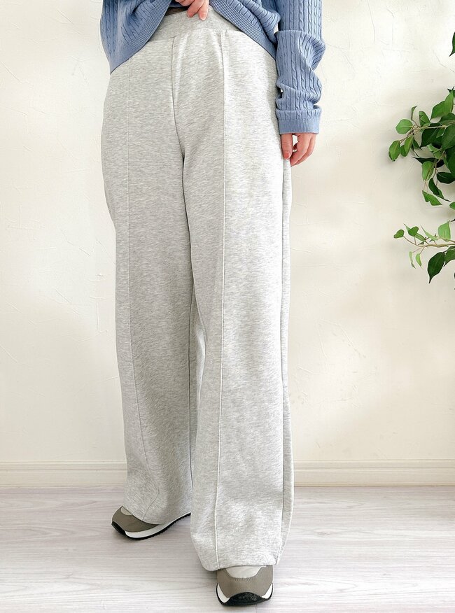 「最高に良くない？」ユニクロの“楽ちんパンツ”がスウェットとは思えないキレイさ…！「大優勝すぎる！」「まじで優秀」