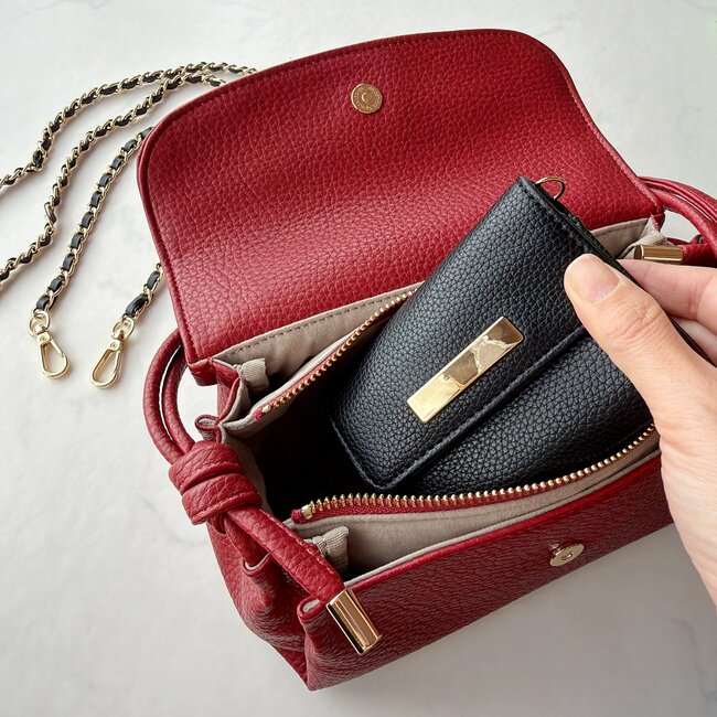 普通の財布に戻れないかも…しまむらの「1639円ミニ財布」手ぶらで持ち歩けて楽ちん!