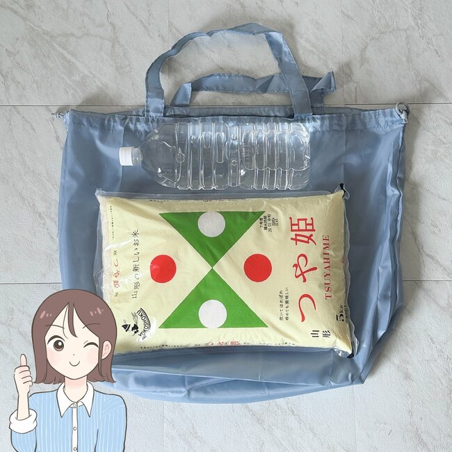 ダイソー姉妹店で買った330円グッズ→大きなエコバッグかと思いきや…雨が降ってきた時にめちゃくちゃ便利「なかった頃には戻れない!」