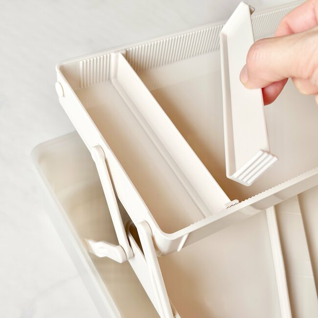 診察券が92枚も入った！3COINSの“中身がひと目でわかるケース”お薬手帳や処方薬もたっぷり入って便利！「3個目の購入です」「ガバッと開くので探しやすい！」