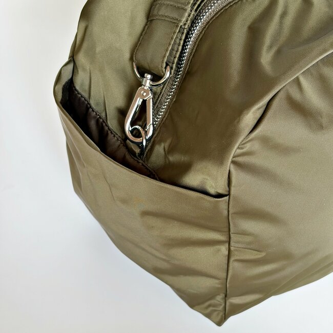 2泊分の荷物が入った！GUの“ガバッと開く大容量バッグ”が優秀すぎる！「友達にも褒められた」「軽くてたくさん入ります」《購入レビュー》