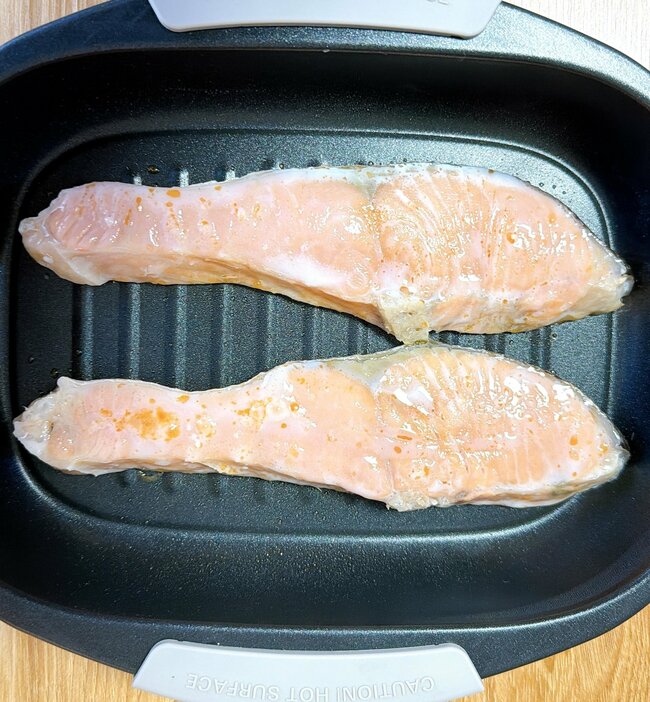 「買って大正解です」「最高に美味しい」カインズの“天才プレート”レンジで魚が焼けて万能すぎる…！「焼き魚の匂いが軽減！」